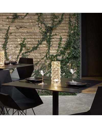 Lampada da tavolo Lefin accesa con luce calda