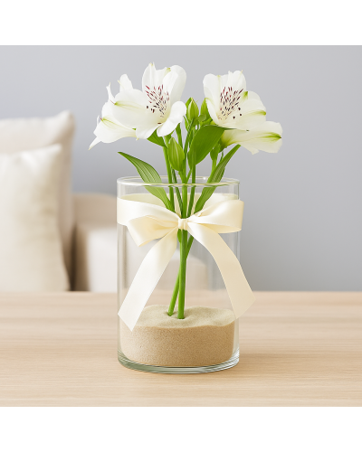Centrotavola per matrimonio con vaso cilindro e candele galleggianti, atmosfera romantica e raffinata.