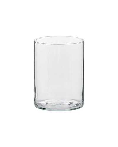 Dettaglio del vaso in vetro trasparente riempito con sabbia colorata e decorazioni naturali.