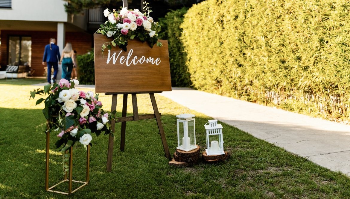 Come Realizzare un Tableau de Mariage Estivo: Idee Fai da Te con Fiori Stabilizzati e Lanterne Come Realizzare un Tableau de Mariage Estivo: Idee Fai da Te con Fiori Stabilizzati e Lanterne